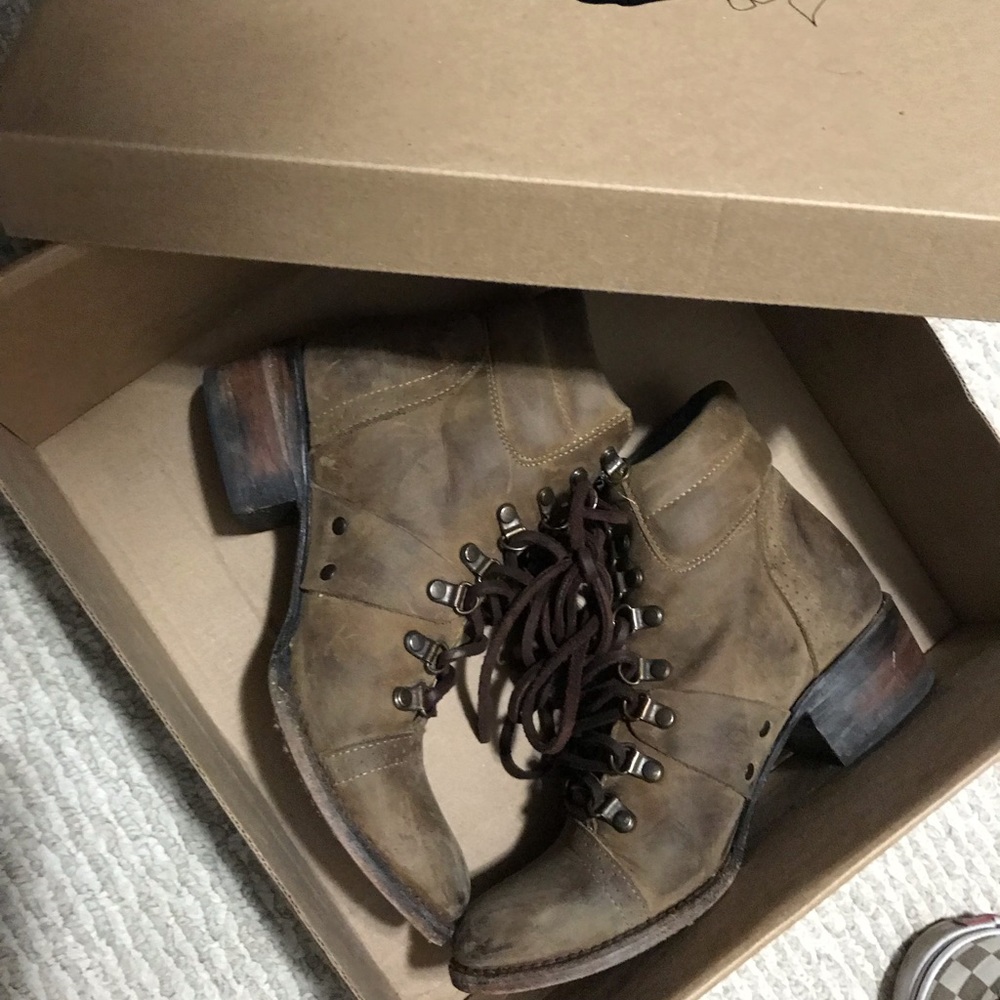 Freebird boots size7 Olive
